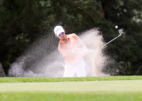 Pablo Acuña captado en hoyo 10, durante la segunda ronda del Abierto Hacienda Nueva. (Foto Prensa Libre: Óscar Felipe)