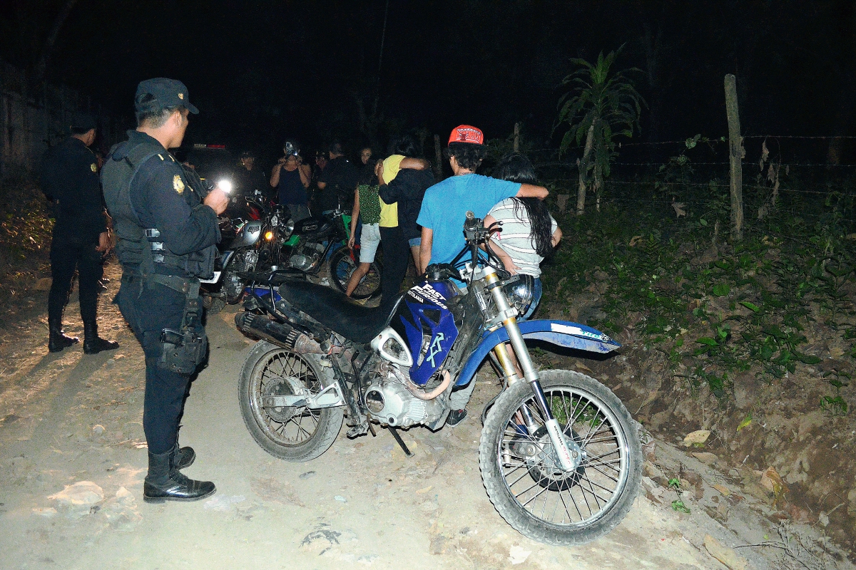 Agentes de la PNC revisaron  a varios motoristas en búsqueda de una mujer raptada en Retalhuleu. (Foto Prensa Libre: Jorge Tizol)