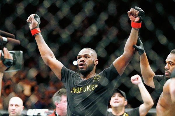 Jon Jones había abandonado el lugar del accidente el domingo pero ayer se entregó a las autoridades. (Foto Prensa Libre: AP)