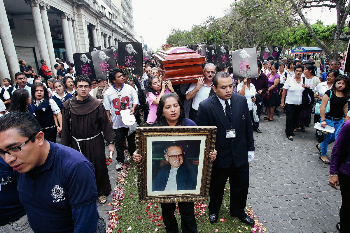 Traslado de los Restos de Monseñor Juan Gerardi al interior de la Catedral Metropolitana en 2013. Foto: Hemeroteca PL