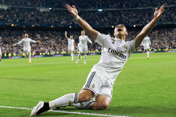 El delantero del Real Madrid Chicharito celebra tras marcar ante el Atlético de Madrid, durante el partido de vuelta de cuartos de final de la Liga de Campeones. (Foto Prensa Libre: EFE).