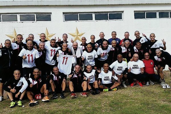 Todo el plantel de Danubio mostró su solidaridad con Marcelo Tabárez. (Foto Prensa Libre: Danubio).