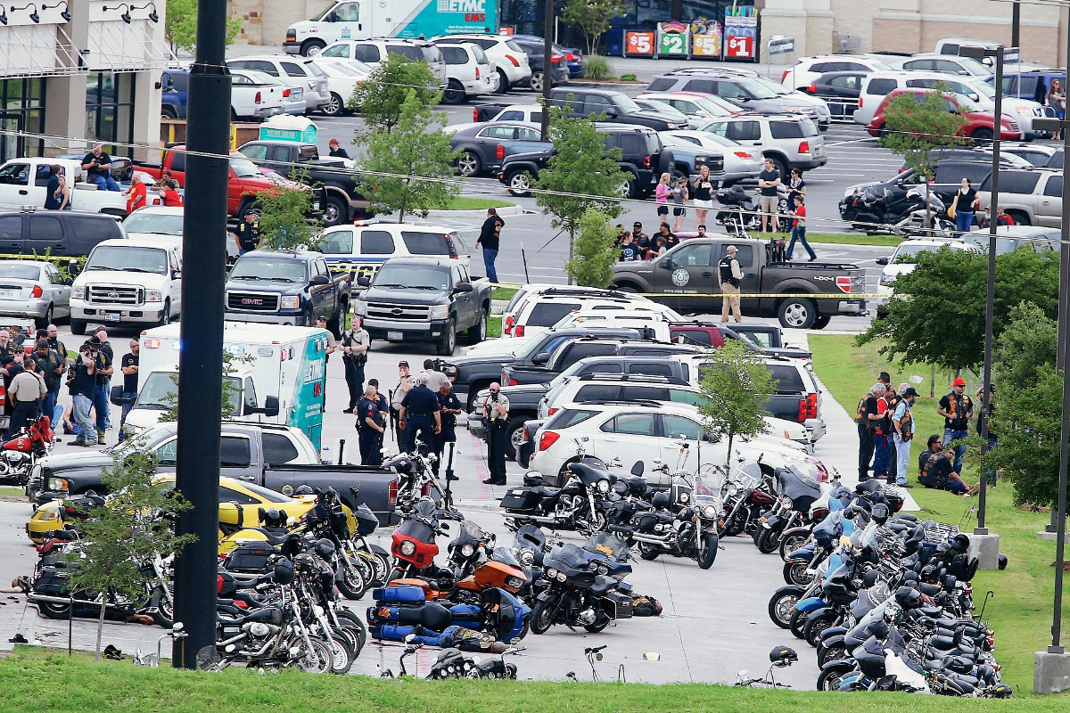 La Policía mantiene vigilada el áera donde ocurrió la balacera. (Foto Prensa Libre: AP).