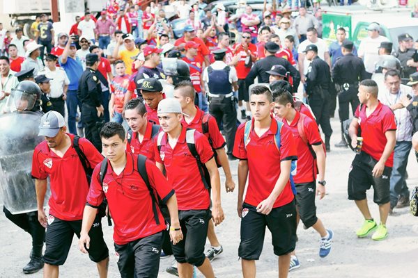 Los futbolistas de Sacachispas se retiraron sin jugar por el pase a la final. (Foto Prensa Libre: Edwin Paxtor).