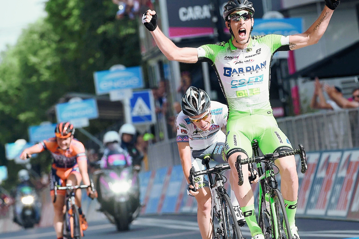 INicola Boem celebra luego de cruzar la línea de meta en la décima etapa del Giro de Italia. (Foto Prensa Libre: AP)