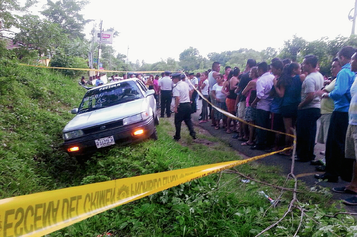 El taxista  Eduardo Calel fue atacado a balazos, en Nuevo San Carlo, Retalhuleu. (Foto Prensa Libre: Rolando Miranda)