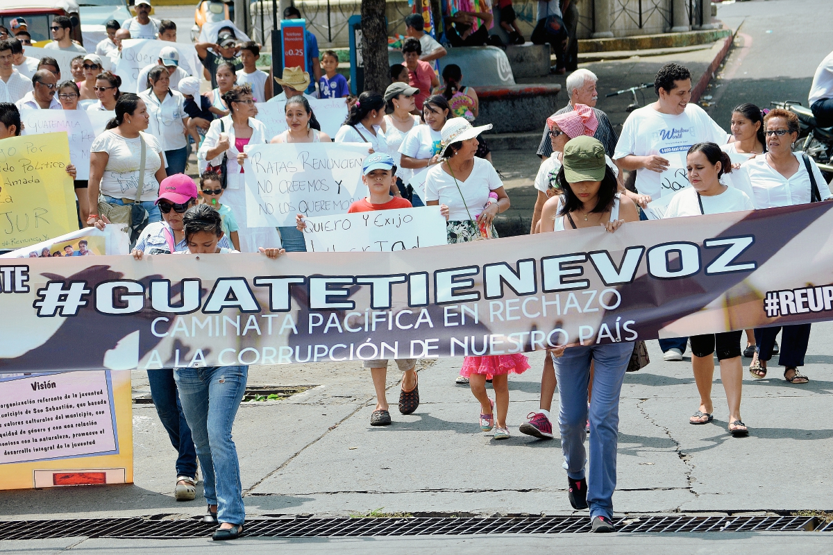 Jóvenes marchan por calles de Retalhuleu para rechazar la corrupción y pedir la renuncia de el presidente y vicepresidenta de la República. (Foto Prensa Libre: Jorge Tizol)