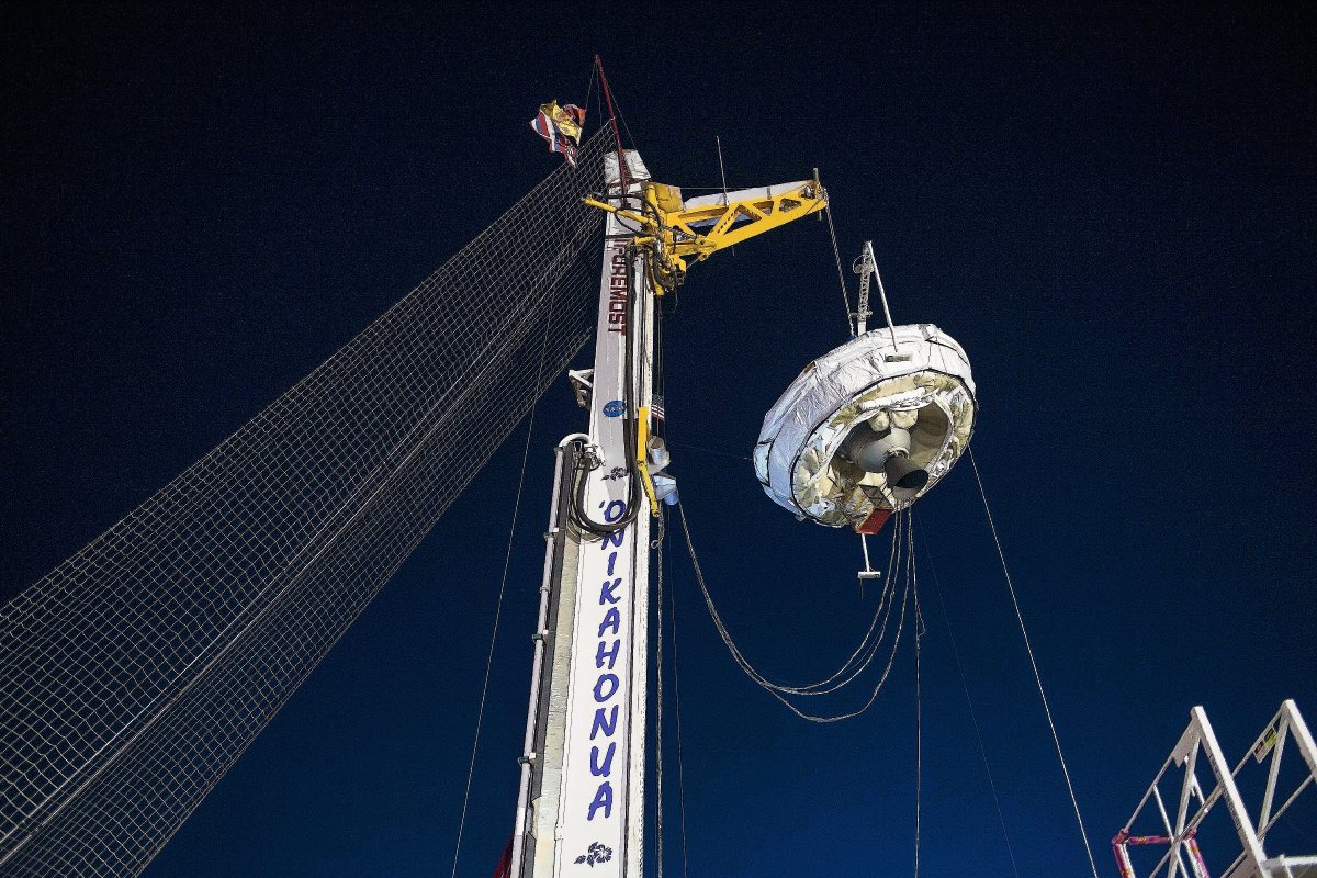 Una imagen difundida por la Nasa, muestra preparativos del ensayo del paracaída supersónico. (Foto Prensa Libre:AFP9.