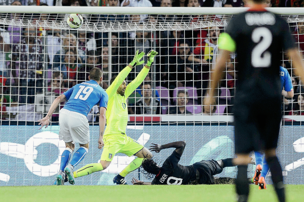 Eder —derecha— marca el único tanto del partido, ante el esfuerzo del portero italiano Salvatore Sirigu y el defensor Leonardo Bonucci (Foto Prensa Libre: AFP)