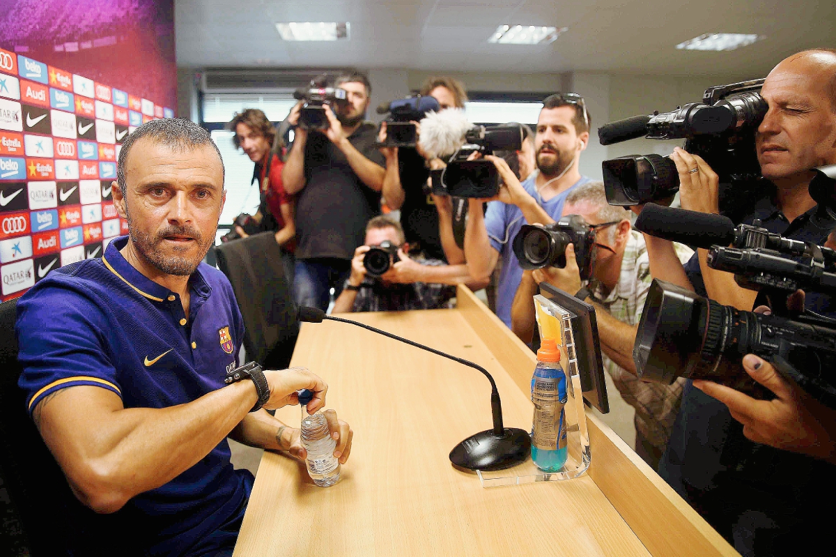 El entrenador del FC Barcelona, Luis Enrique Martínez, a su llegada a la rueda de prensa que ofreció al finalizar el entrenamiento de hoy del Barcelona. (Foto Prensa Libre: EFE)