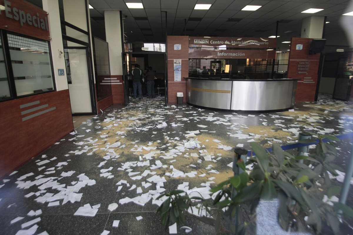 Sindicalistas de Minfin lanzaron papeles en protesta que no les entregan insumos para trabajar.  (Foto Prensa Libre: Erick Ávila)