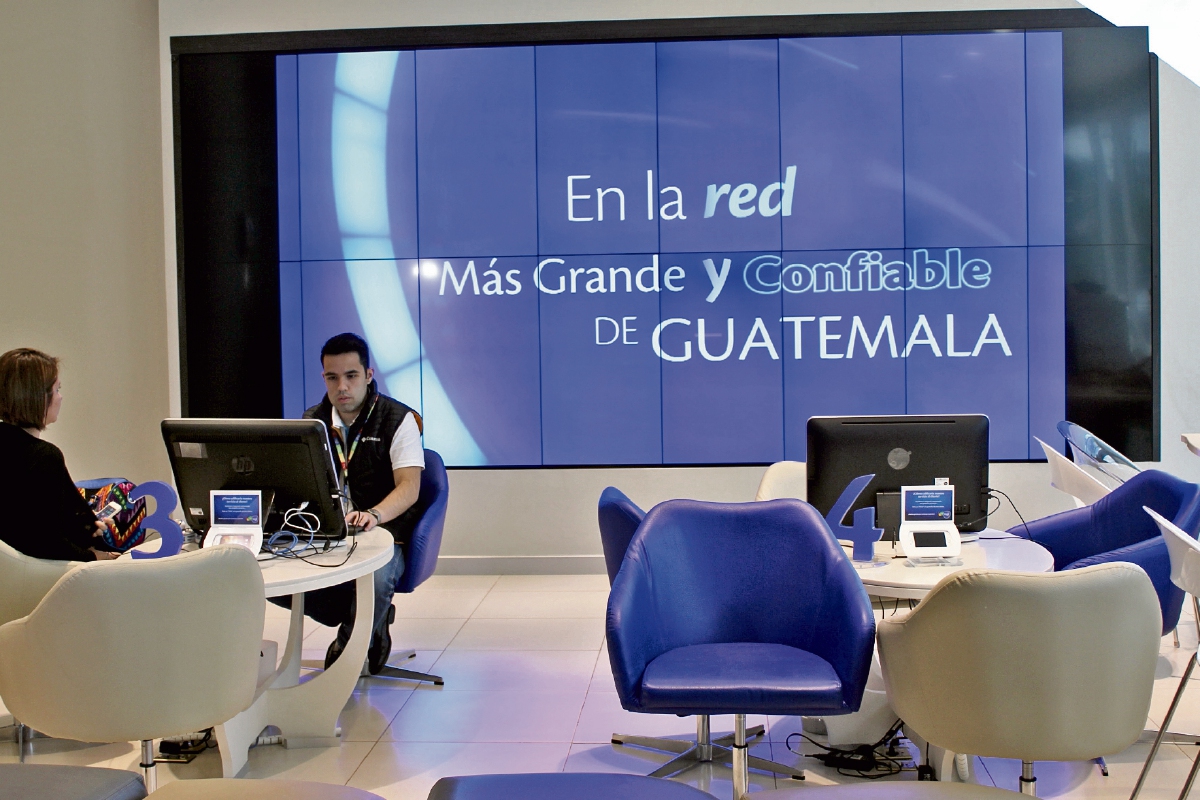 los Representantes de Tigo atenderán a los usuarios en las salas coffee table. Si el consumidor tiene una consulta rápida y si necesita otro servicio podrá ser atendido en un escritorio de forma personalizada.