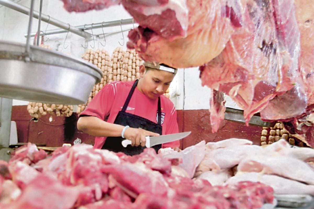 Carniceros piden que el Gobierno intervenga ante el constante incremento de los precios. (Foto Prensa Libre: PAULO RAQUEC)