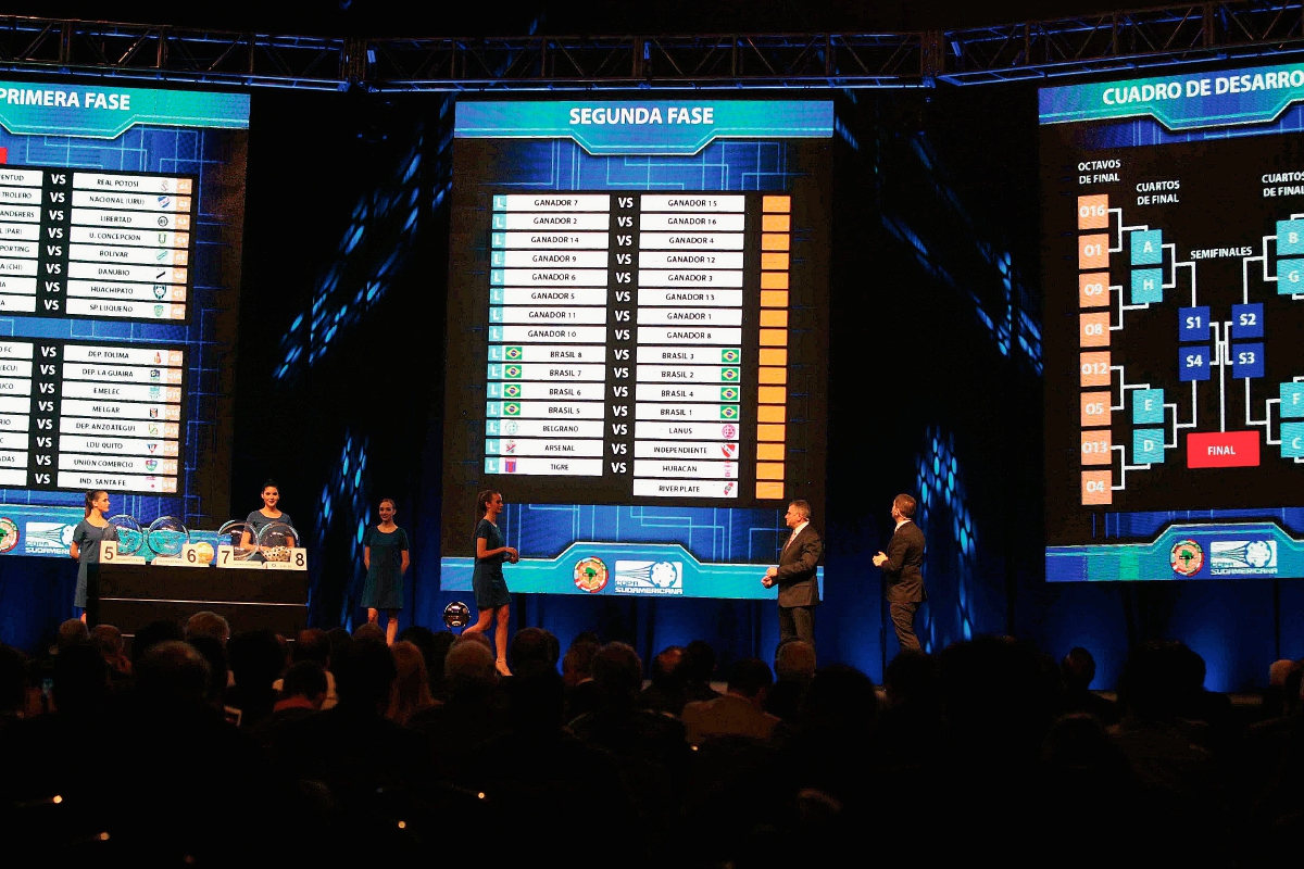 Vista general de la gala por el sorteo de la Copa Sudamericana en la sede de la Conmebol en Luque, localidad del Gran Asunción. (Foto Prensa Libre: EFE)