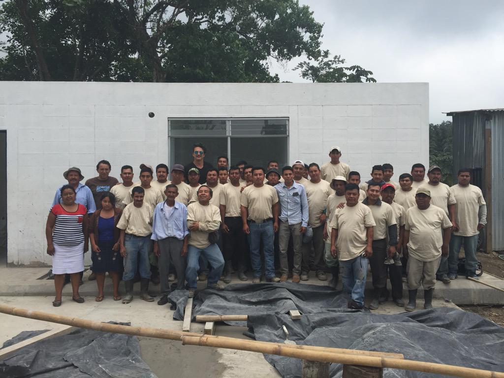 Ricardo Arjona posa junto a los trabajadores de la segunda escuela promovida por la Fundación Adentro. (Foto Prensa Libre: Twitter / @Ricardo_Arjona)