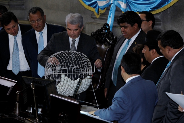 Mediante un sorteo el Congreso integró la comisión pesquisidora, pero no fijó plazo para rendir el informe de la misma. (Foto Prensa Libre: Paulo Raquec)