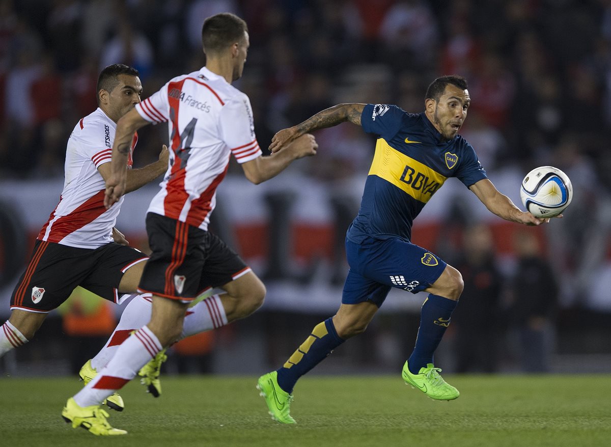 Carlos Tevez (d) en una acción del clásico argentino del fin de semana pasado contra River Plate (Foto Prensa Libre: AFP)