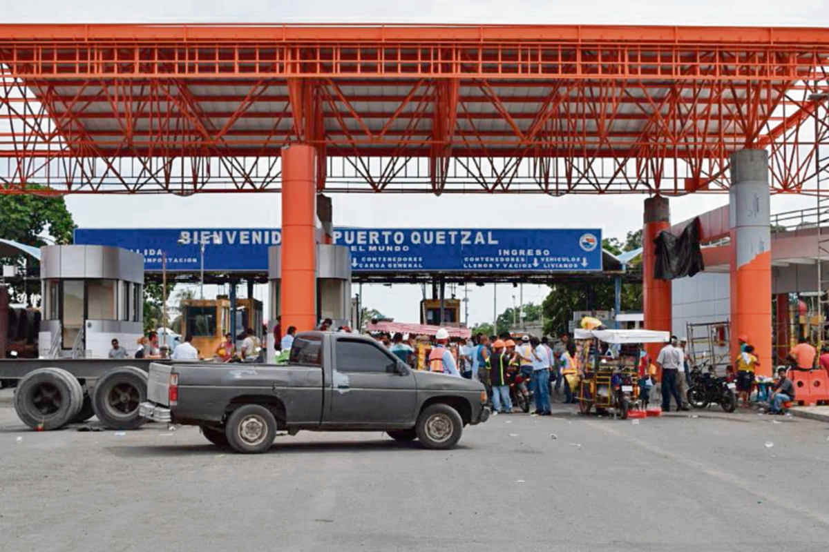 sindicalistas se unieron al paro de actividades en Puerto Quetzal desde ayer. (Foto Prensa Libre: Enrique Paredes)