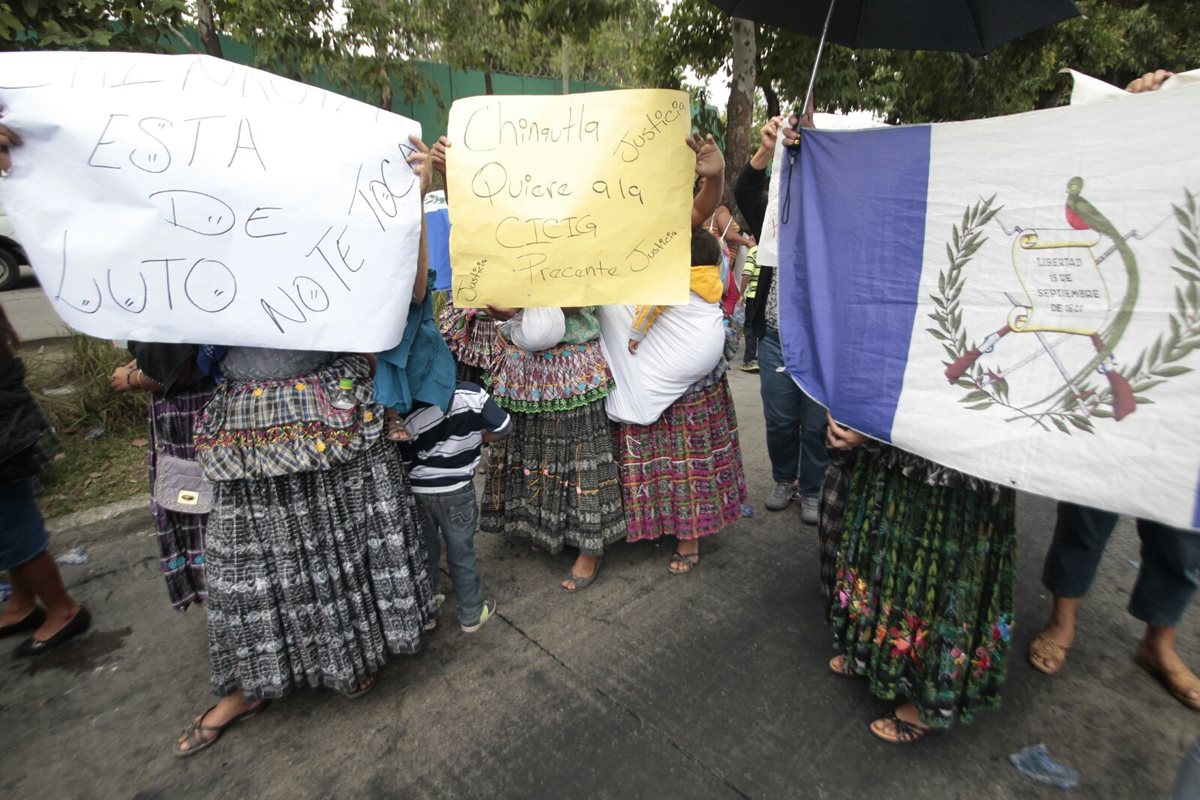 Vecinos manifiestan su inconformidad ante el TSE por resultados elecotrales (Foto Prensa Libre: Erick Avila)