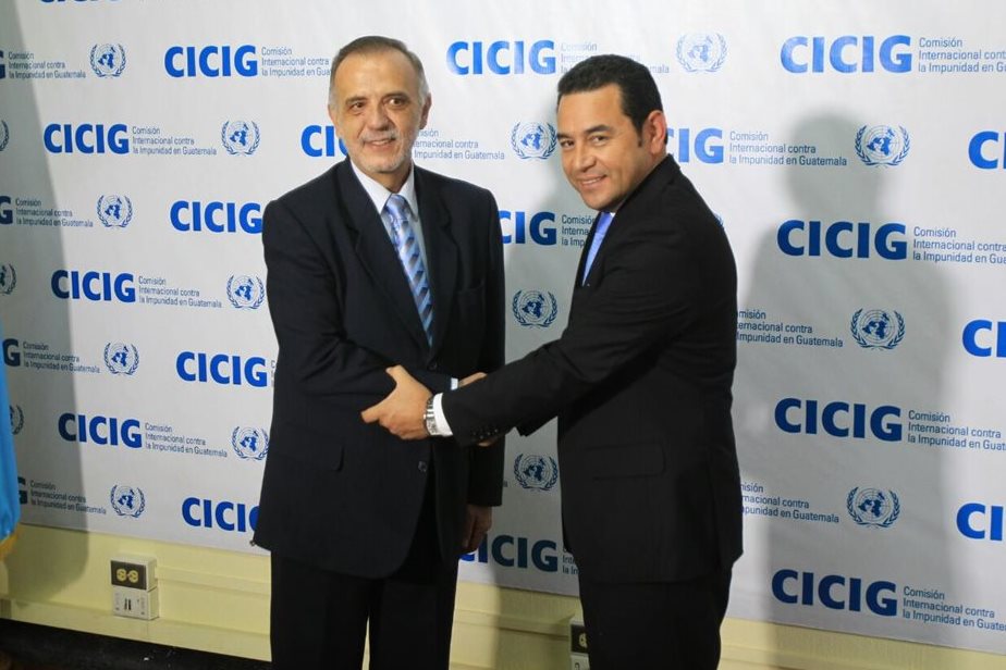 El jefe de la Cicig Iván Velásquez estrecha la mano del presidente electo Jimmy Morales. (Foto Prensa Libre: Esbin García)