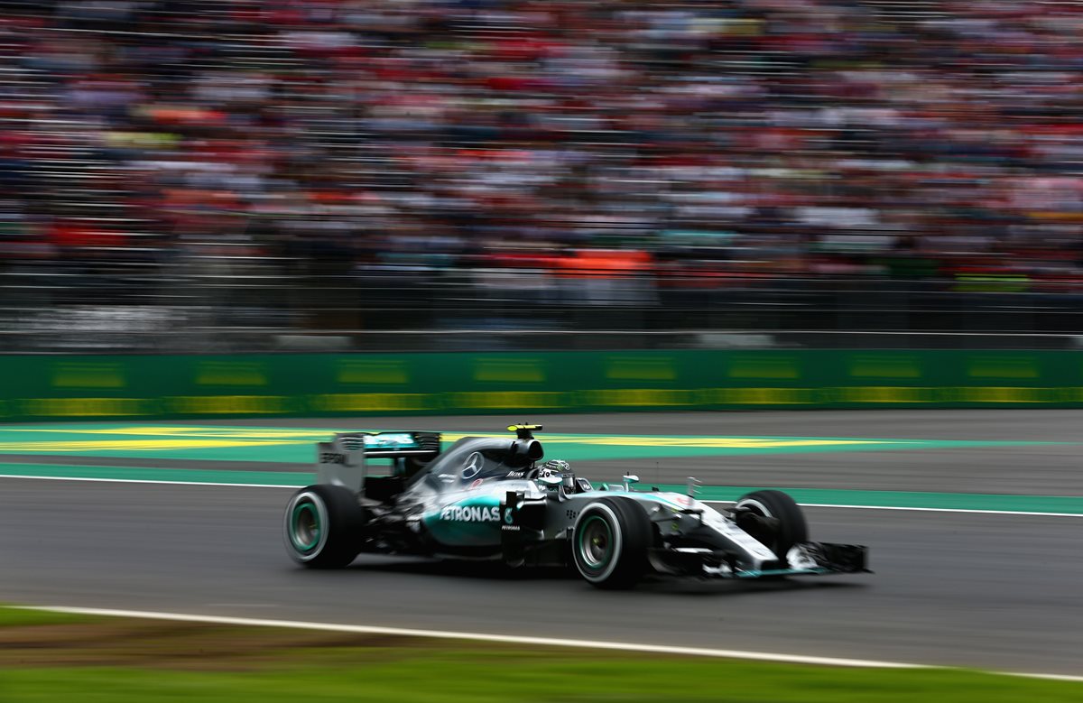 Nico Rosberg de la escuderia Mercedes, tuvo el mejor tiempo en las practicas de este viernes. (Foto Prensa Libre: AP)