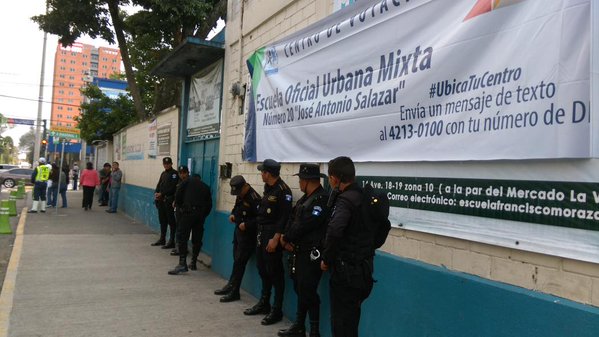 La escuela Juan Antonio Salazar es resguardada por varios elementos de la PNC y del Ejército de Guatemala. (Foto Prensa Libre: Jessica Gramajo)