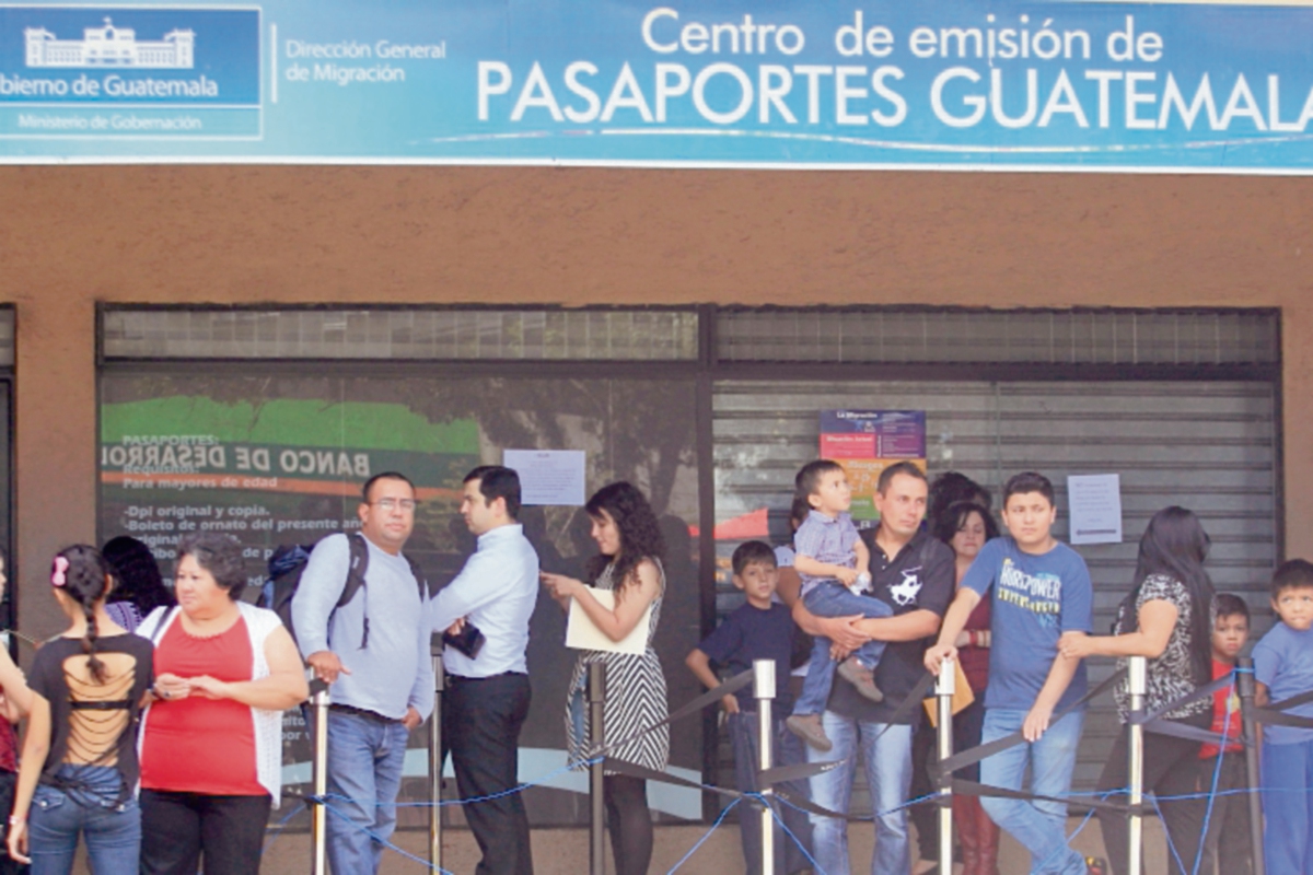 La Constitución de la República faculta al Presidente a exonerar multas y recargos por diversos trámites. (FOTO PRENSA LIBRE: EDWIN BERCIAN)