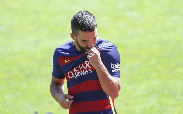 Arda Turan sigue esperando su oportunidad para debutar con el equipo Azulgrana. (Foto Prensa Libre: EFE)