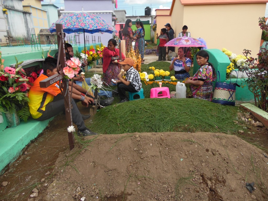 Una familia visita tumba de pariente, en cementerio de Chimaltenango. (Foto Prensa Libre: José Rosales)