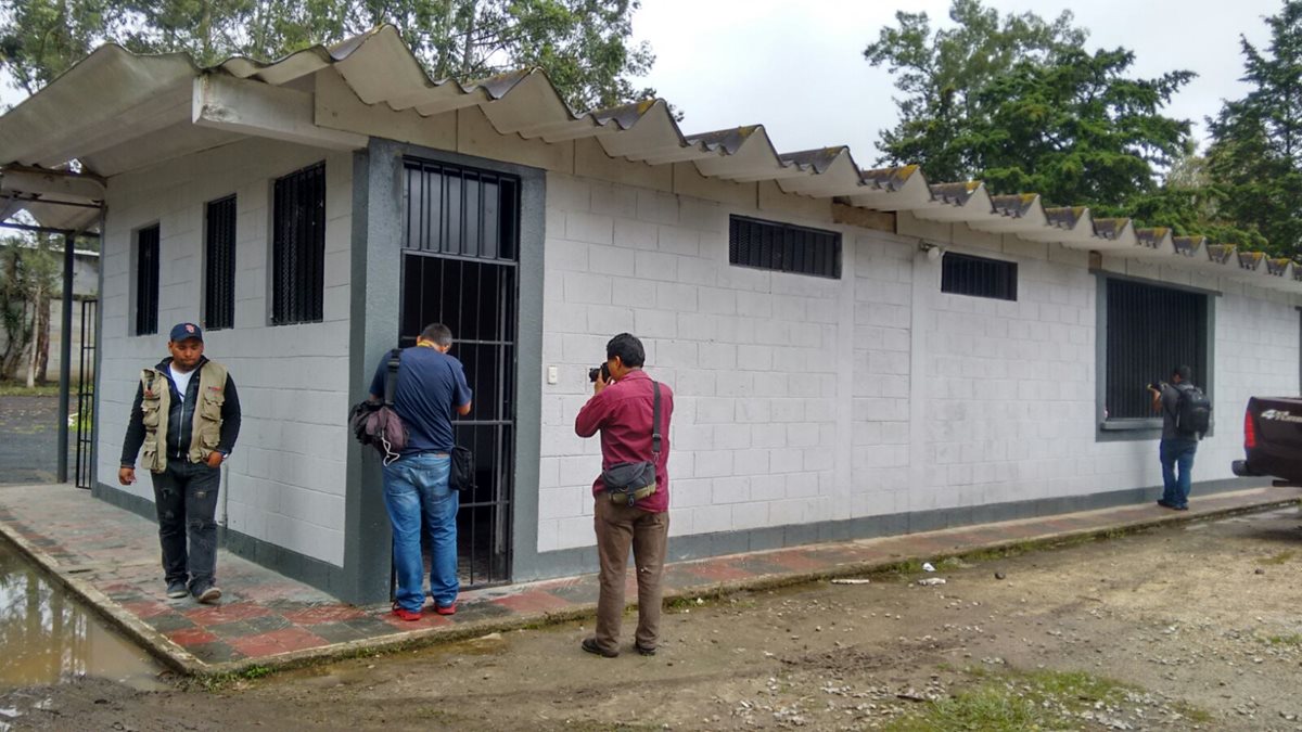 Fotógrafos de prensa captan imágenes de uno de los módulos de la cárcel en Mariscal Zavala. (Foto Prensa Libre: Paulo Raquec)