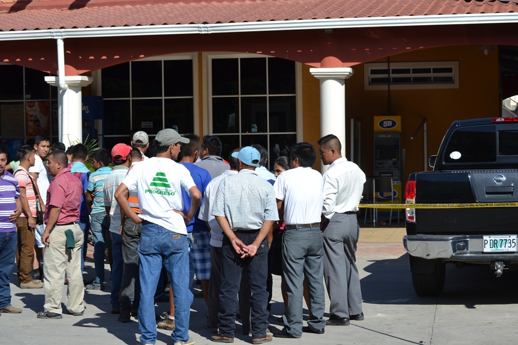 Curiosos permanecen en el lugar donde murió en Salvador Lorenzo, en Jocotán, Chiquimula. (Foto Prensa Libre: Edwin Paxtor)