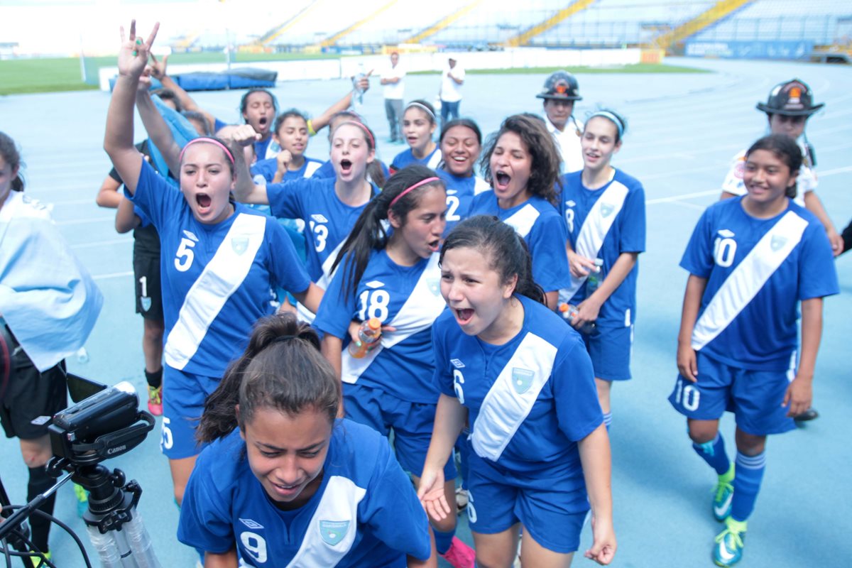 Las jugadoras nacionales celebraron el pase al premundial. (Foto Prensa Libre: Norvin Mendoza)