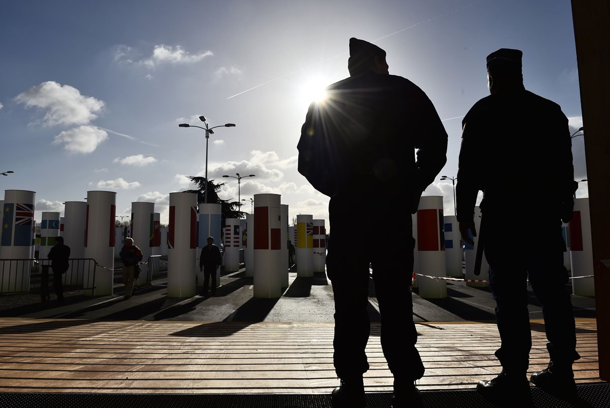 Policías permanecen en el ingreso lugar donde se desarrollará la COP21 en París, Francia. (Foto Prensa Libre: AFP).