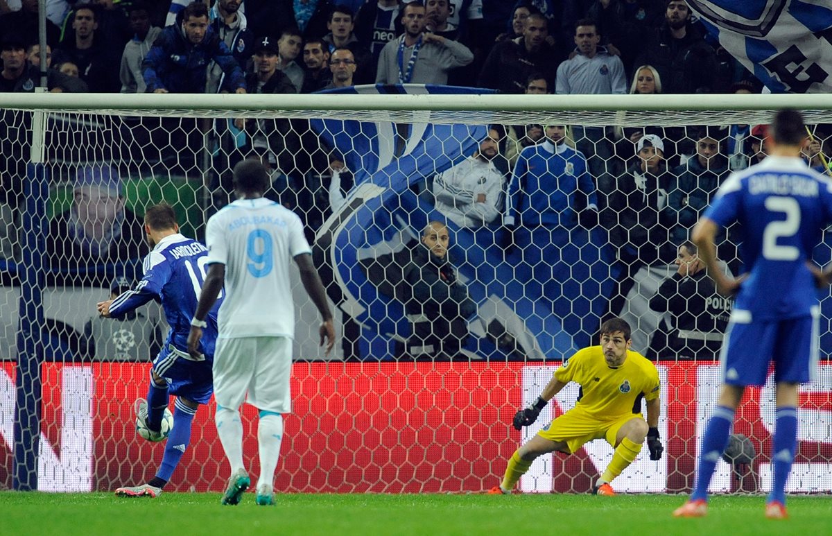 El portero español Iker Casillas es engañado por Andriy Yarmolenko en el penalti en favor del Dinamo de Kiev. (Foto Prensa Libre:AP)