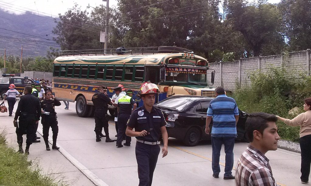 Investigadores policiales recaban evidencias en San Juan del Obispo, Antigua Guatemala, donde un piloto murió a balazos. (Foto Prensa Libre: Renato Melgar)