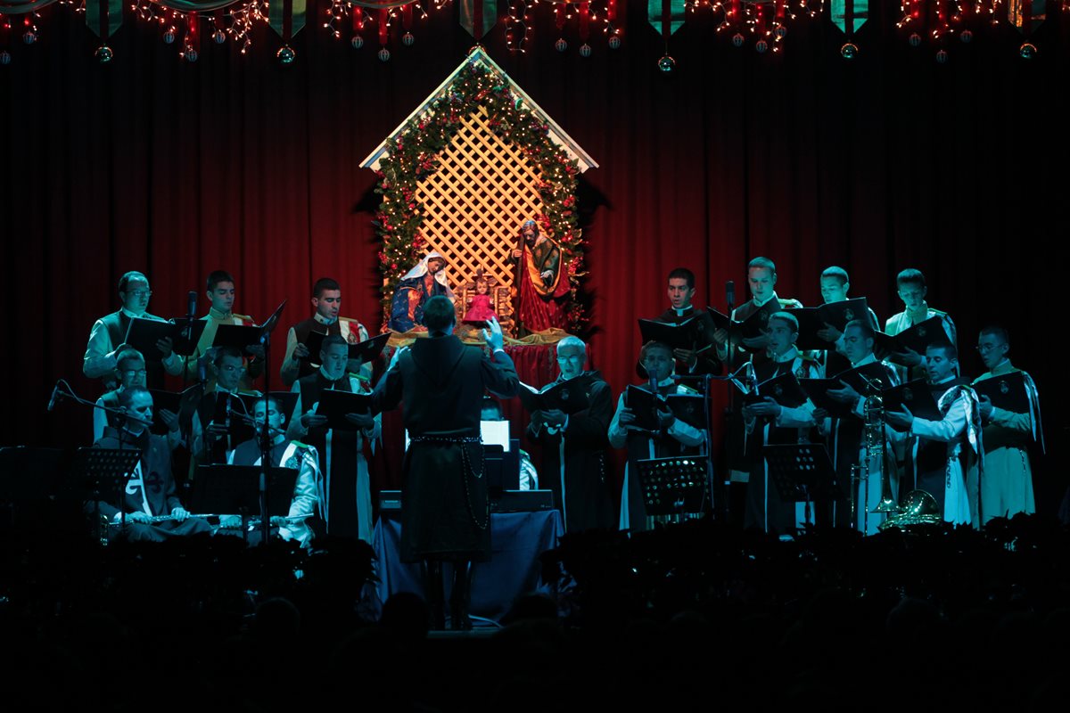 Heraldos del Evangelio ofrecen un concierto de villancicos, en la zona 10. (Foto Prensa Libre: Ángel Elías)