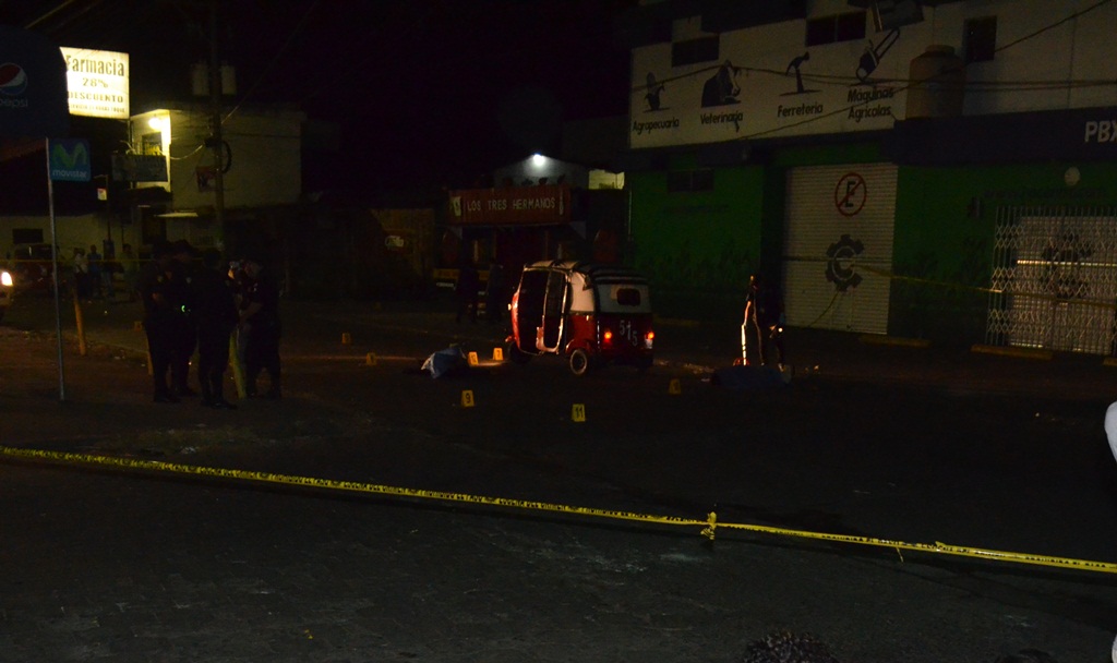 Autoridades resguardan el lugar donde ocurrió el ataque en la ciudad de Retalhuleu. (Foto Prensa Libre: Jorge Tizol).