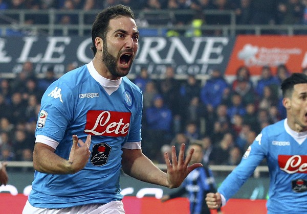 El delantero Gonzalo Higuaín anotó un doblete para ayudar a su equipo, el Nápoli, para lograr el triunfo. (Foto Prensa Libre: AP)