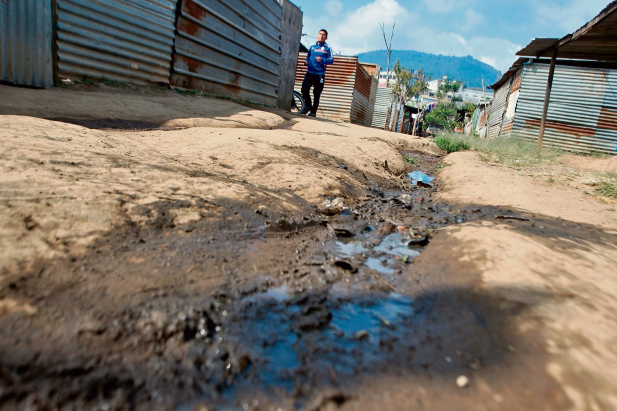 Afectados que llevan cuatro años en albergue temporal no pierden la esperanza de recibir una casa en un lugar seguro. (Foto Prensa Libre: Álvaro Interiano)