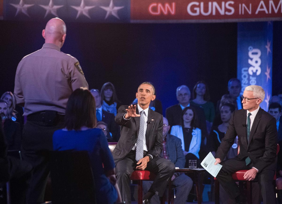 Obama respondió a preguntas sobre armas de un auditorio. (Foto Prensa Libre: AFP)