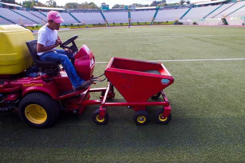 El estadio Cementos Progreso se encuentra en el proceso de cambio de caucho y no será utilizado, en los próximos meses, por Comunicaciones. (Foto Prensa Libre: Norvin Mendoza)