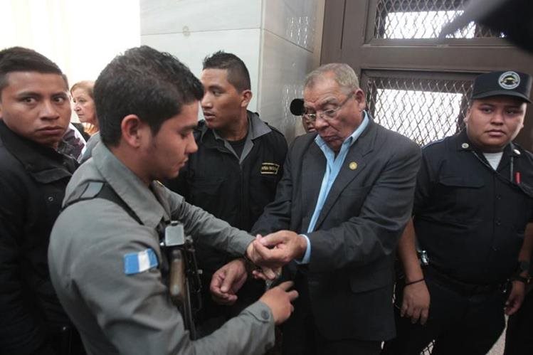 Benedicto Lucas ingresa a la Sala de Mayor Riesgo A, para seguir con la audiencia de primera declaración. (Foto Prensa Libre: Hemeroteca PL)