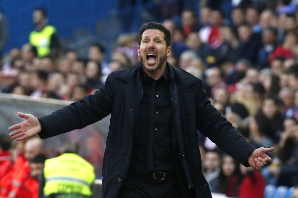 El técnico del Atlético, Diego Pablo Simeone, se siente perjudicado por la medida de la Fifa de no poder contratar hasta el 2017. (Foto Prensa Libre: EFE)