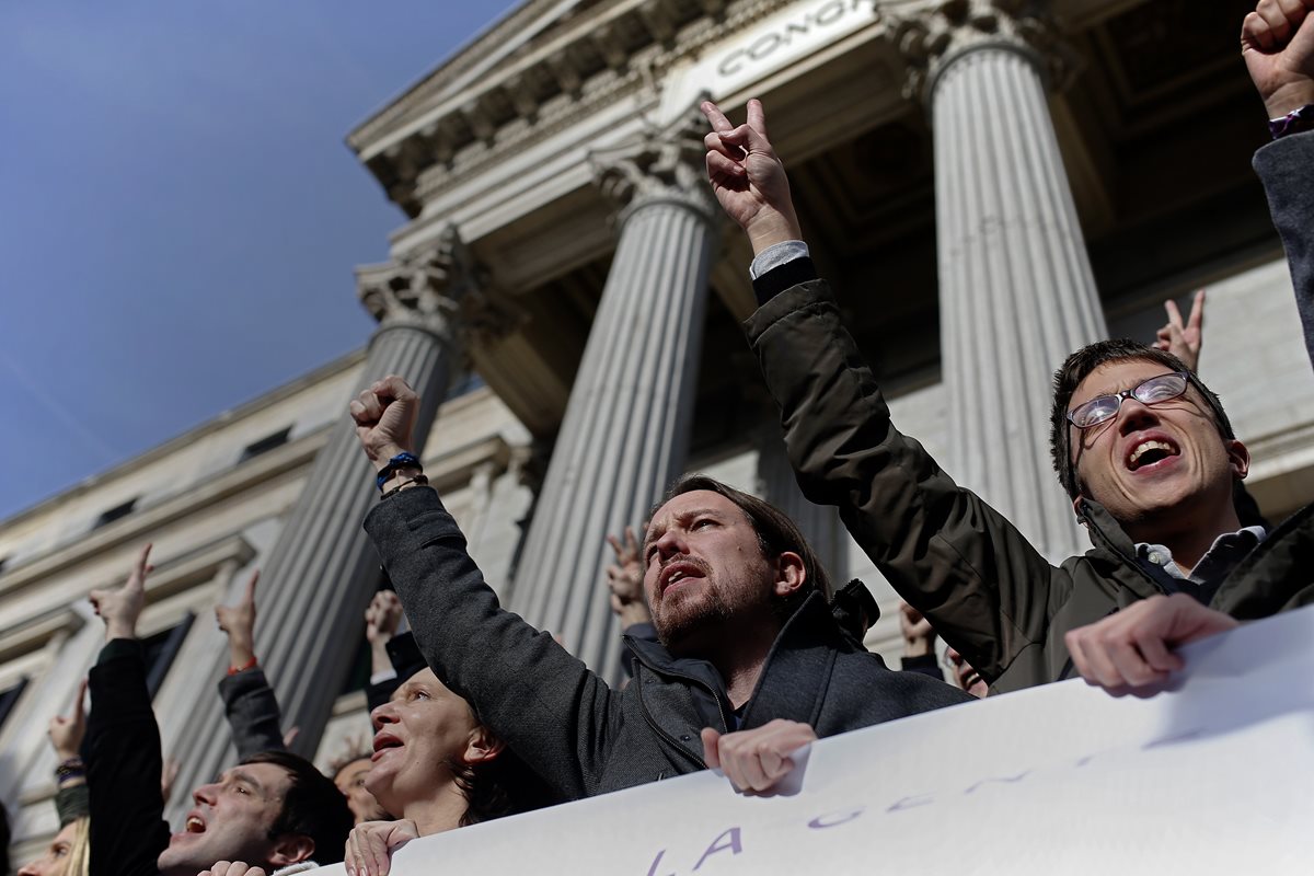 Pablo Iglesias, (centro), líder de Podemos. (Foto Prensa Libre: AP).