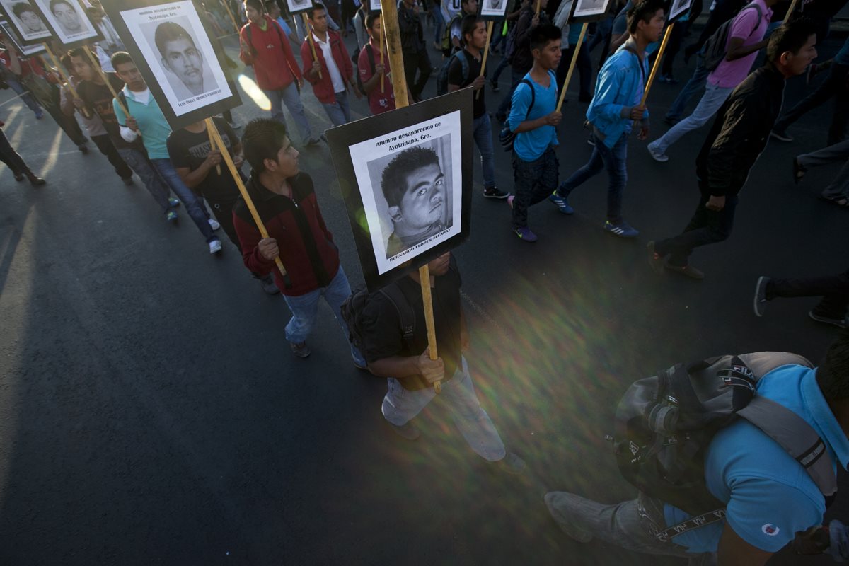 La búsqueda de 43 estudiantes de Ayotzinapa se intensificó las últimas semanas. (Foto Prensa Libre: AP).