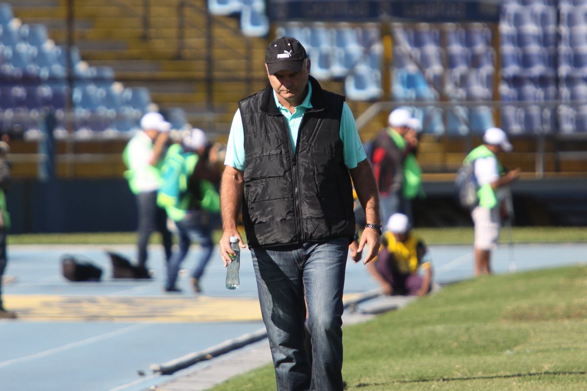 Iván Franco Sopegno mostró su descontento con el partido. (Foto Prensa Libre: Jesús Cuque)