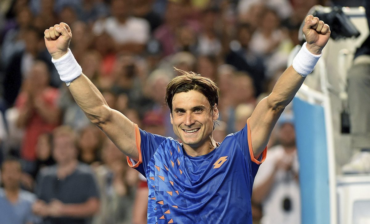 El tenista español David Ferrer celebra tras imponerse al estadounidense John Isner en su partido de octavos de final del Abierto de Australia de tenis en Melbourne. (Foto Prensa Libre: EFE)