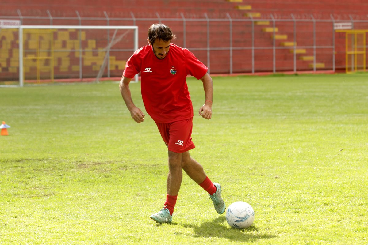 El delantero uruguayo, durante el entrenamiento con Municipal. (Foto Prensa Libre: Norvin Mendoza)