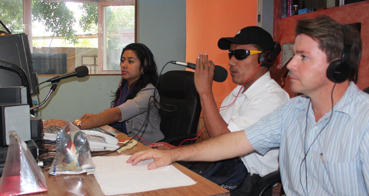 Giovany Ramírez —centro— conduce los jueves y viernes un programa musical en San Benito, Petén. (Foto Prensa Libre: Rigoberto Escobar)