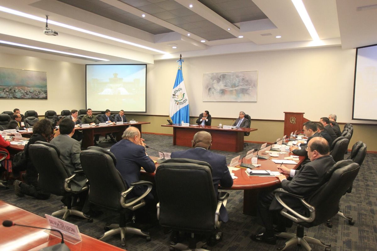 El presidente Jimmy Morales con su Gabinete este lunes en Casa Presidencial. (Foto Prensa Libre: Esbin García)